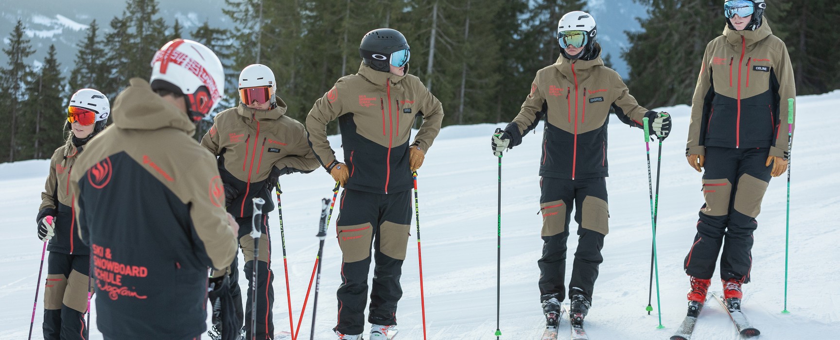 Eine Gruppe von Skifahrern steht in vollständiger Skiausrüstung auf der Piste